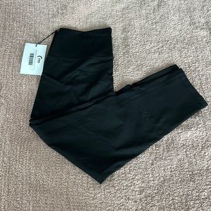 Zyia black pocket brilliant hi-rise capri leggings